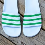 S78678_amorshoes-adidas-originals-chancla-adilette-blanca-rayas-verde-S78678