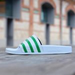 S78678_amorshoes-adidas-originals-chancla-adilette-blanca-rayas-verde-S78678