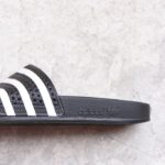 280647_amorshoes-adidas-originals-chancla-adilette-black-negro-rayas-blancas-280647