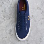 b9090-584_amorshoes-fred-perry-chico-underspin-canvas-584-carbon-blue-azul-marino-navy-b9090-584