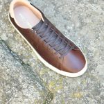 B3052_AmorShoes-Fred-Perry-Spencer-premium-leather-325-dark-chocolate-zapatilla-chico-piel-marron-chocolate-logo-grabado-B3052