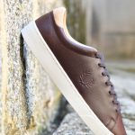 B3052_AmorShoes-Fred-Perry-Spencer-premium-leather-325-dark-chocolate-zapatilla-chico-piel-marron-chocolate-logo-grabado-B3052