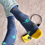 amorsocks-calcetines-socks-space-atari-planetas-nabes-azul-naranja