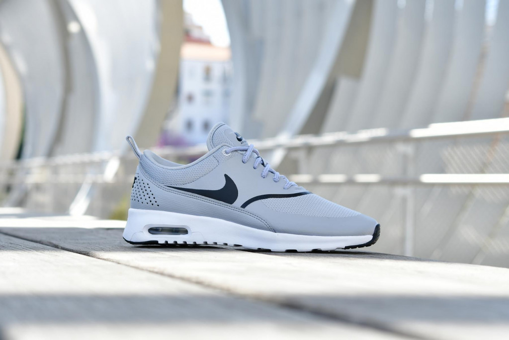 599409-030_amorshoes-wmns-nike-sportswear-air-max-thea-chica-wolf-grey-gris--logo-negro-599409-030