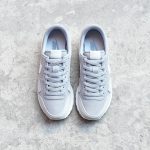 827922-002_AmorShoes-Nike-Sportwear-Air-Pegasus-83-Wolf-Grey-White-Pure-Platinum-zapatilla-pegasus-piel-vuelta-gris-claro-logo-blanco-827922-002