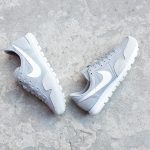 827922-002_AmorShoes-Nike-Sportwear-Air-Pegasus-83-Wolf-Grey-White-Pure-Platinum-zapatilla-pegasus-piel-vuelta-gris-claro-logo-blanco-827922-002