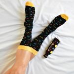 AmorShoes_amorsocks-calcetines-socks-90s-black-zigzag-circulos-triangulos-figuras-geometricas-menphis-style-design-negro-amarillo