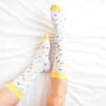 AmorShoes_amorsocks-calcetines-socks-90s-white-zigzag-circulos-triangulos-figuras-geometricas-menphis-style-design-blanco-amarillo