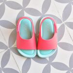 S10236-011_AmorShoes-Igor-shoes-baby-bicolor-cangrejera-sandalia-goma-para-agua-color-verde-agua-coral-mint-coral-s10236-011