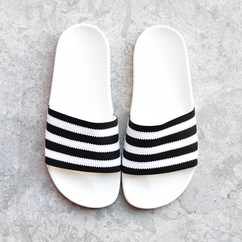 BD7592_AmorShoes-adidas-Originals-Adilette-Core-Black-Footwear-White-Off-White-chancla-pala-negra-microante-negro-rayas-blancas-suela-goma-blanca-BD7592