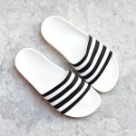 BD7592_AmorShoes-adidas-Originals-Adilette-Core-Black-Footwear-White-Off-White-chancla-pala-negra-microante-negro-rayas-blancas-suela-goma-blanca-BD7592