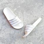 CG6435_AmorShoes-adidas-Originals-Adilette-Grey-Two-Footwear-White-Off-White-chancla-pala-gris-claro-microante-gris-rayas-blancas-suela-goma-blanca-CG6435