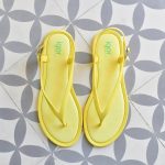S10208-008_AmorShoes-Igor-Shoes-niza-Cangrejera-sandalia-dedo-goma-mujer-cierre-hebilla-color-amarillo-yellow-S10208-008