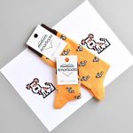 calcetines amorsocks perros perretes socks fondo mostaza yellow calcetin
